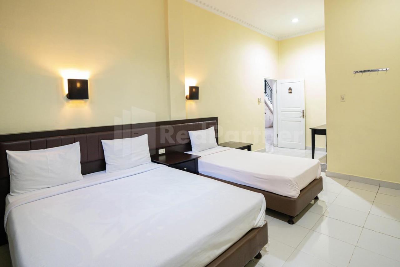 Carolina Transit Hotel Medan Exterior photo