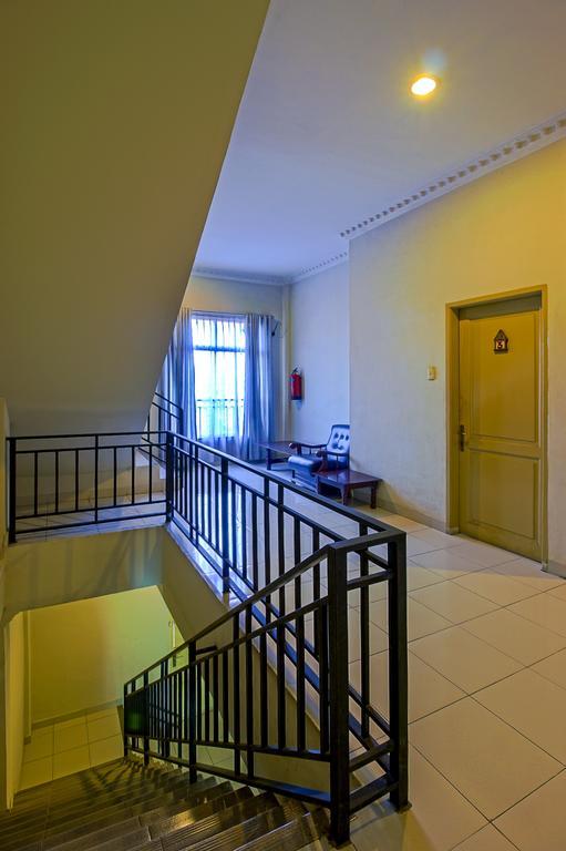 Carolina Transit Hotel Medan Exterior photo